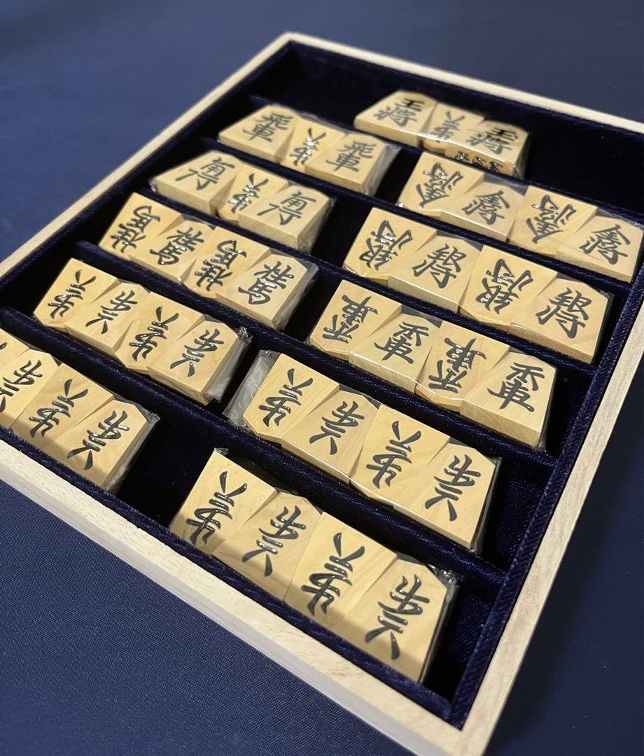 将棋駒　黄楊　彫駒 勝月作蜀紅薩摩黄楊柾目深彫将棋駒 新品/桐製平箱付(KS710
